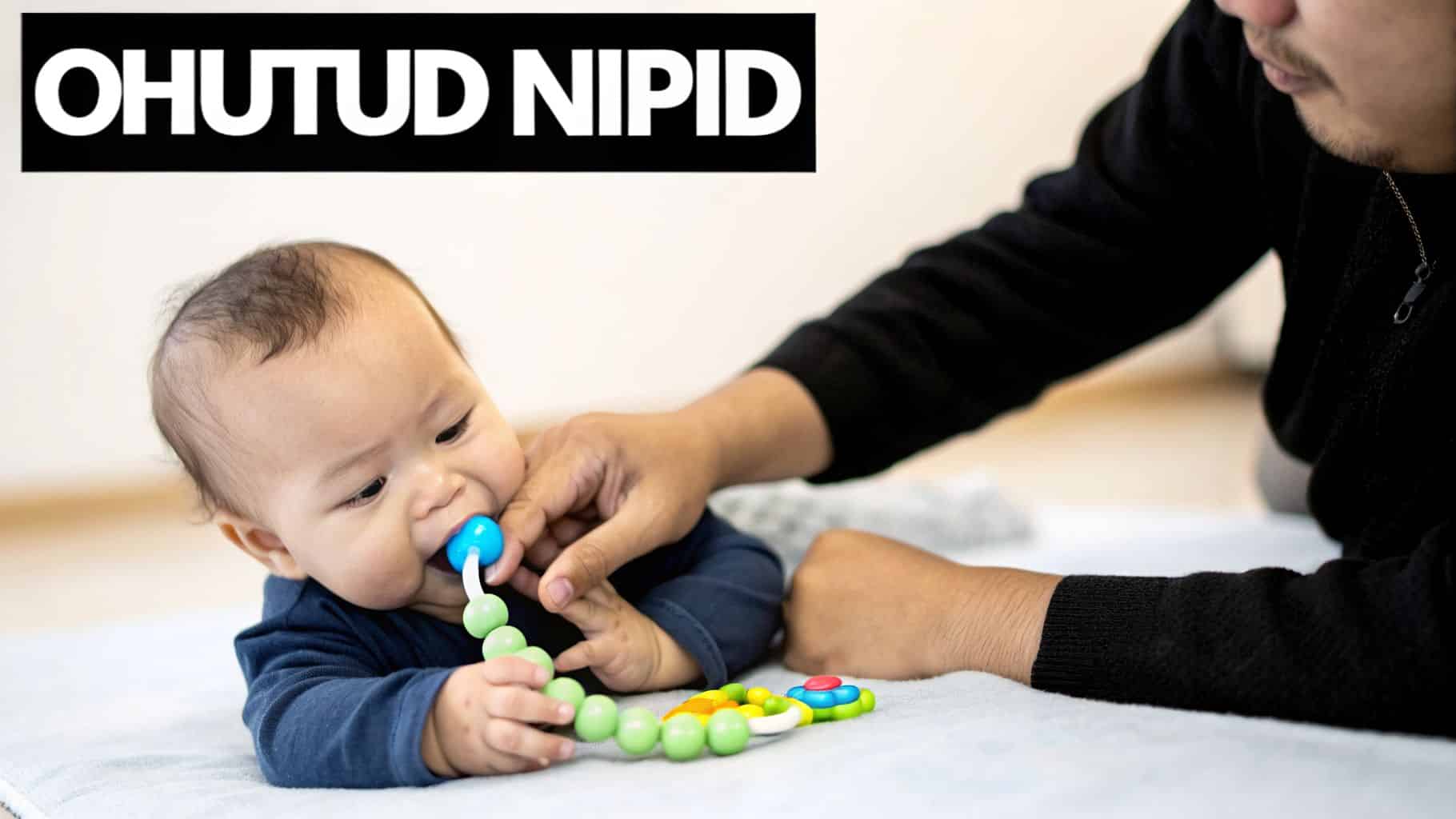 Малыш лежит на животике и играет с зеленой жевательной игрушкой и разноцветными игрушками, рядом рука взрослого. Подпись: СОВЕТЫ ПРИ УГРОЗЕ.