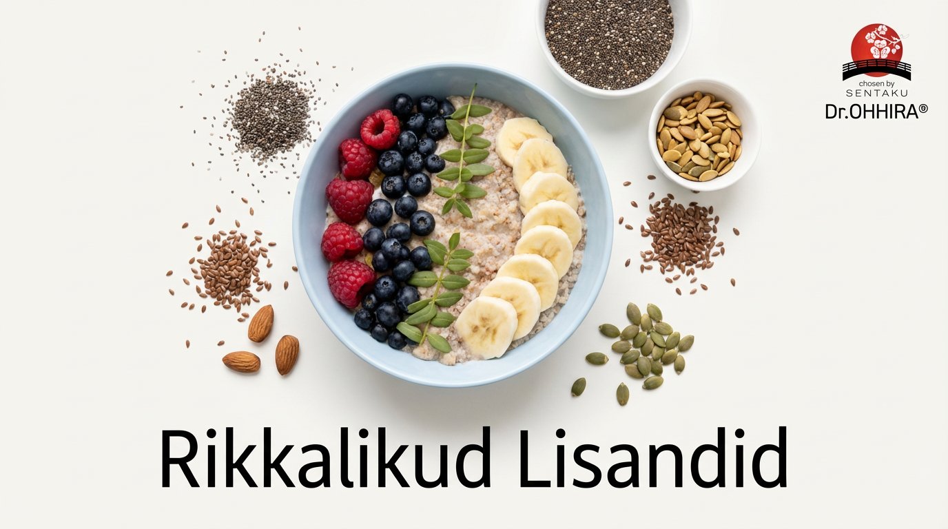 Миска овсяной каши, украшенная малиной, черникой и ломтиками банана. Сверху посыпьте семенами чиа, льна, тыквы и миндалем.