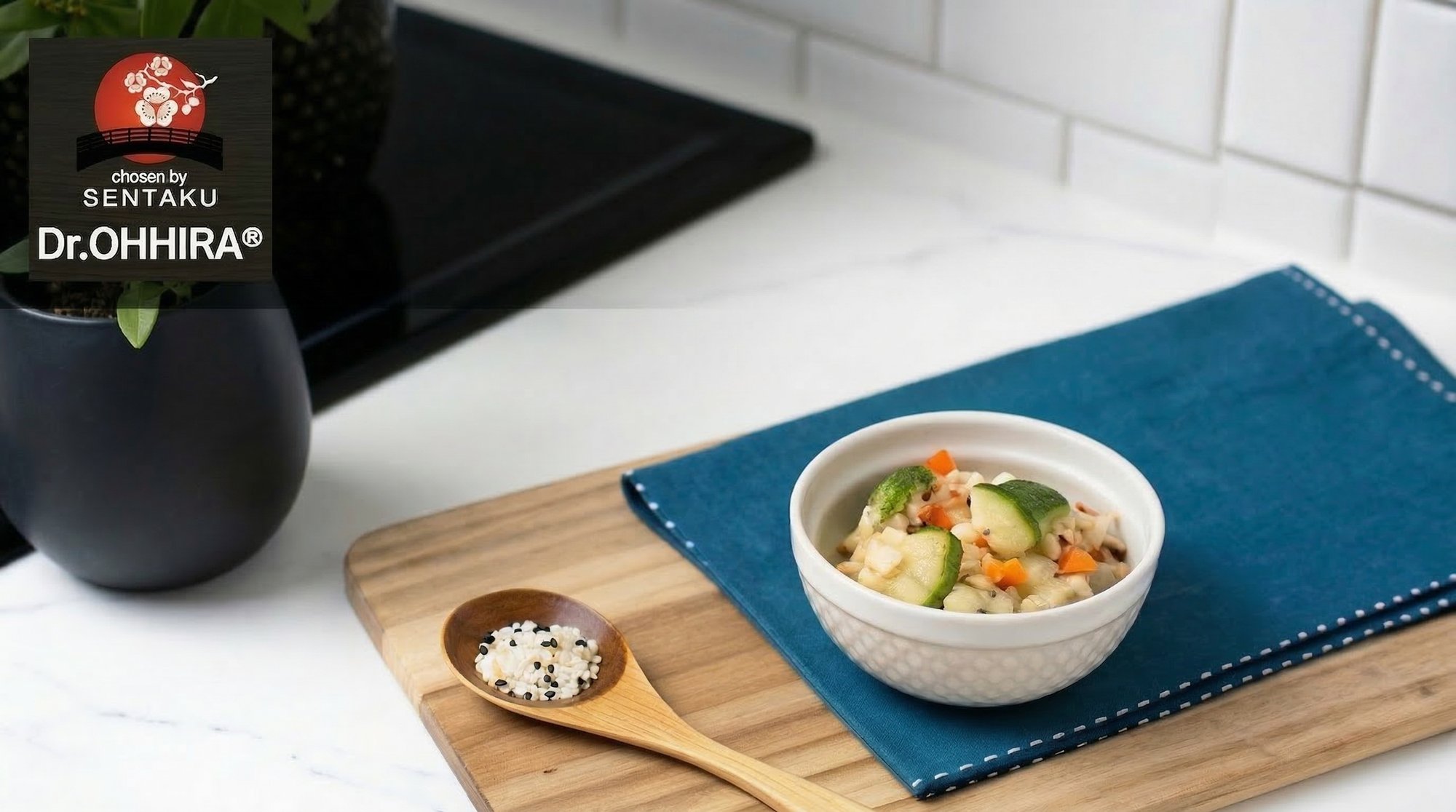 Маленькая миска с овощным блюдом, деревянная ложка с крупами и голубая салфетка на деревянной разделочной доске на кухонной плите.