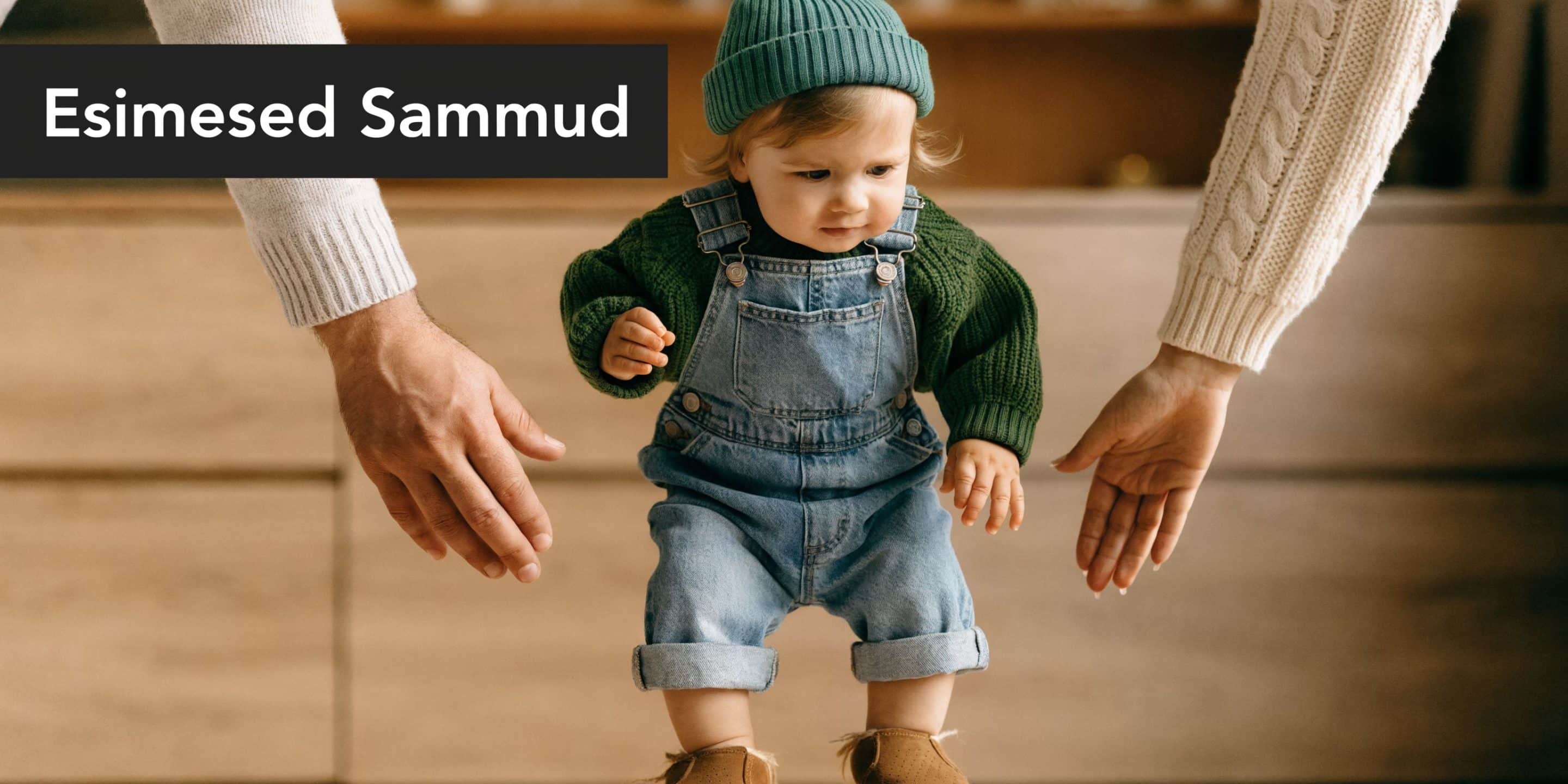 Väike laps teeb oma esimesi samme vanemate toetaval ja hoolival juhendamisel hubases koduses keskkonnas.