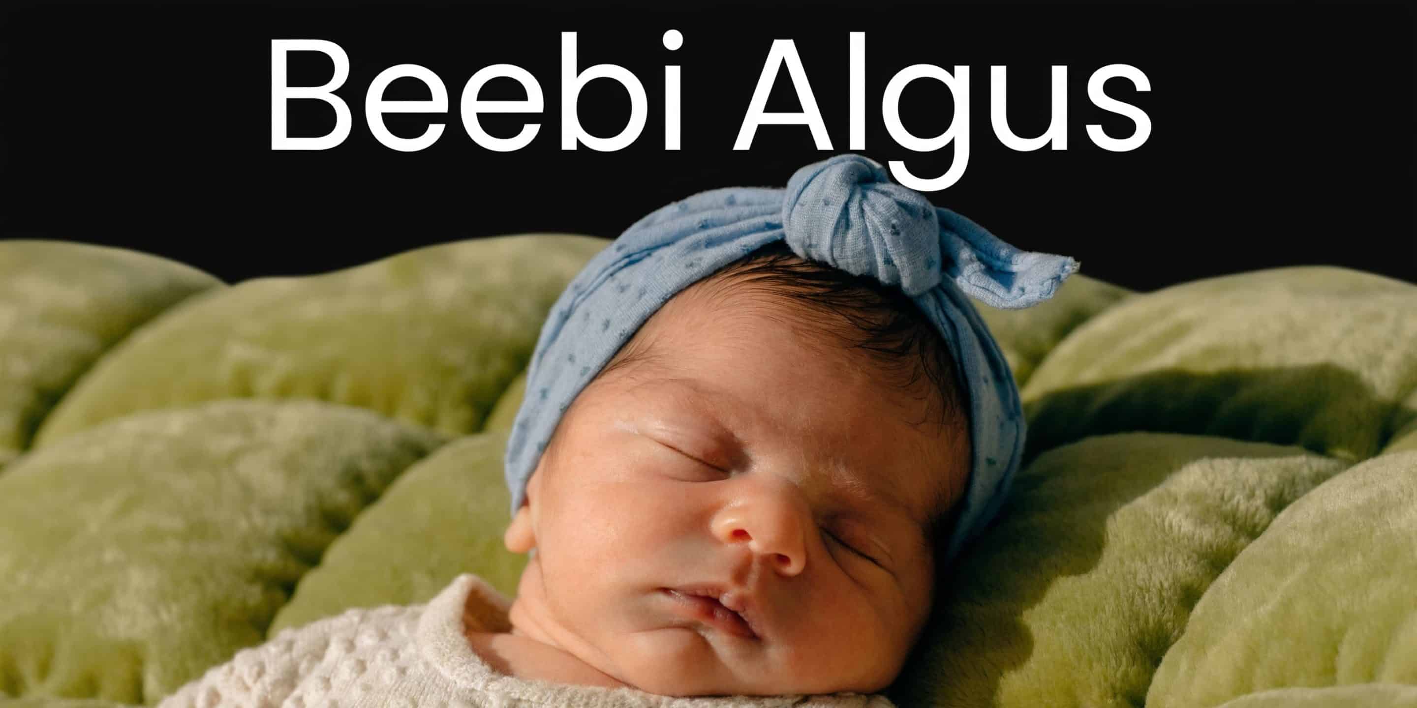 Väike vastsündinud beebi magab rahulikult rohelisel pehmel alusel, kandes peas ilusat helesinist peapaela ja heledat kudumit.