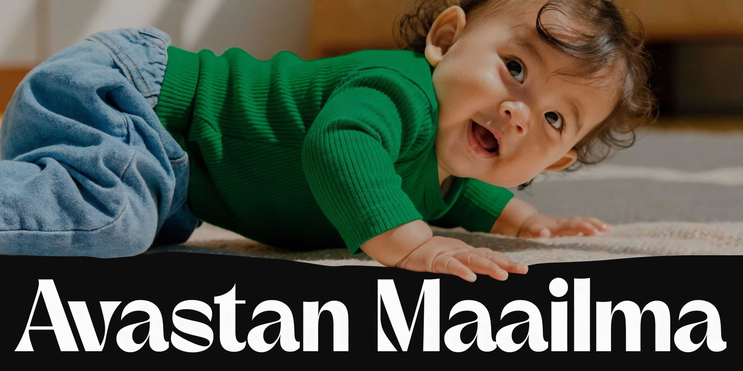 Lõbus väike beebi roomab põrandal ja naeratab rõõmsalt, esindades lapse arengut ja avastamisrõõmu koduses keskkonnas.