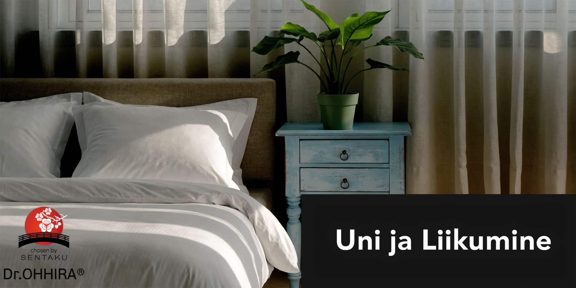 Rahulik magamistuba valgete voodilinade, päikesevalguse ja toataimega öökapil. Tekst "Uni ja Liikuminen".