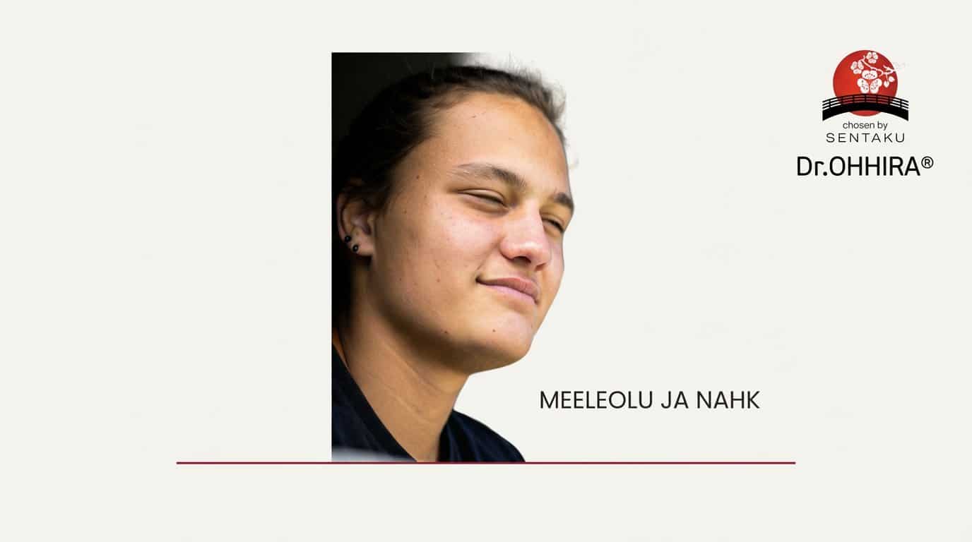 Lähivõte noore inimese näost, kes suleb silmad ja naeratab. Taustal on logo ja tekst.