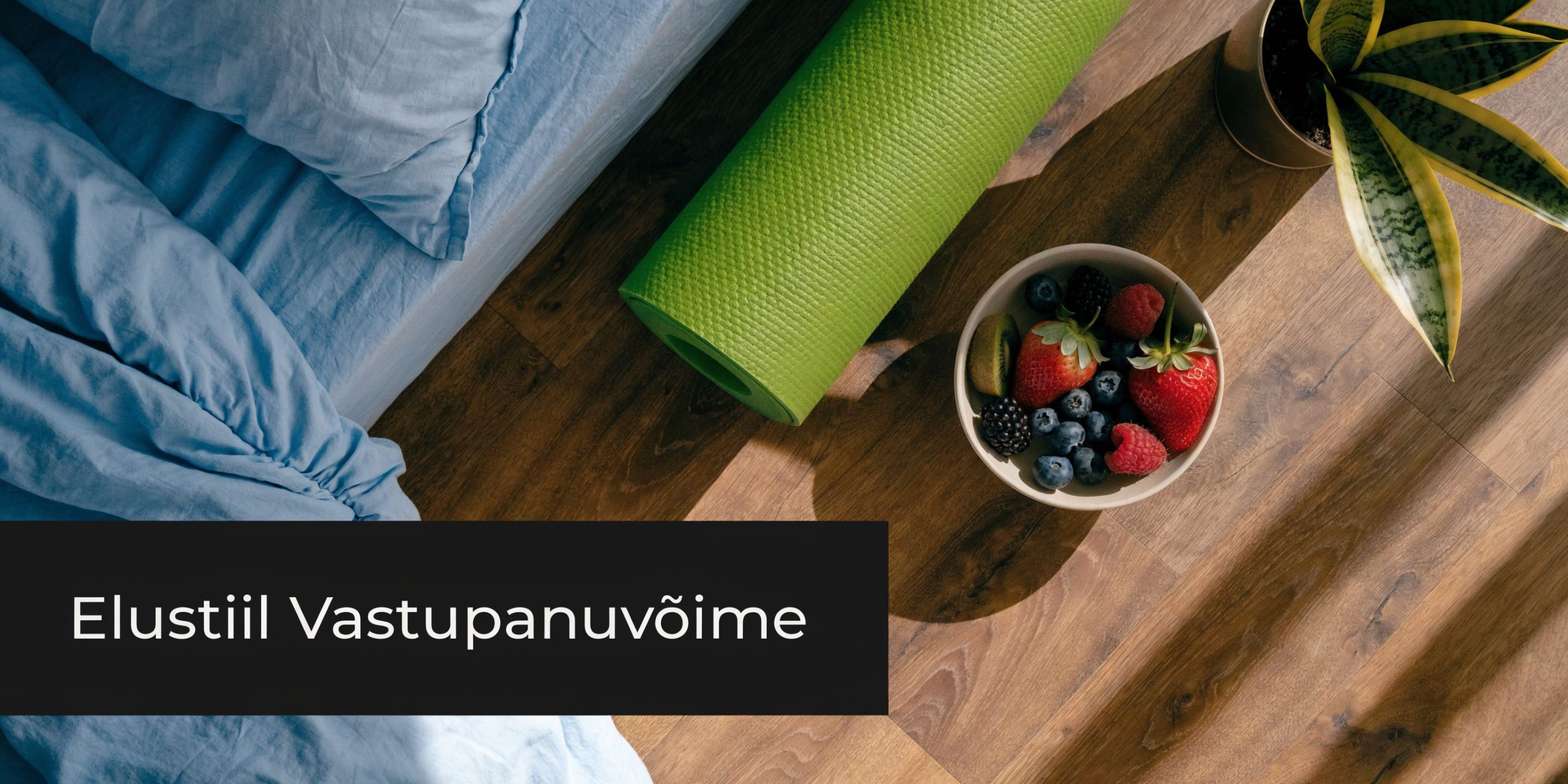Lähivõte voodist, rohelisest joogamatist ja kausist värskete marjadega heledal puitpõrandal, mis sümboliseerib tervislikku elustiili ja immuunsust.